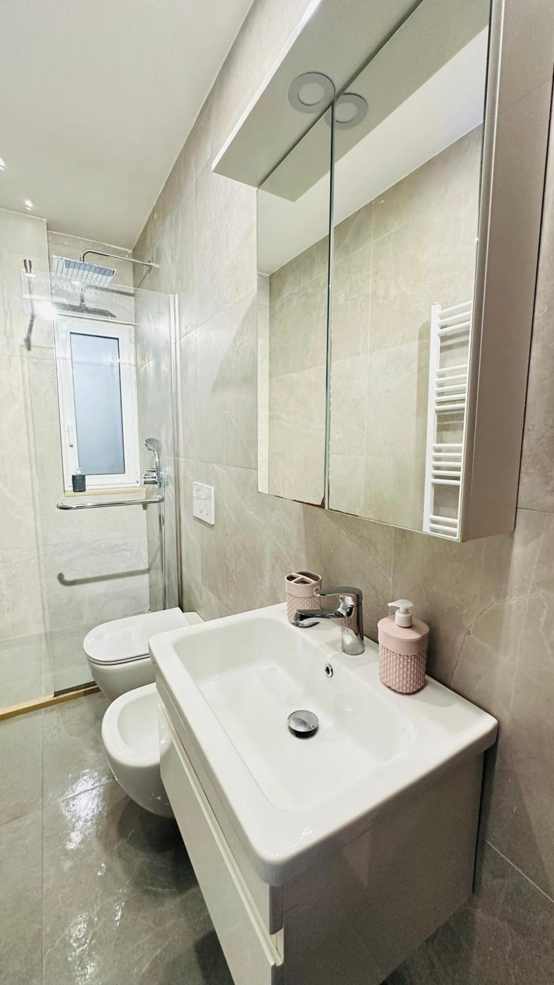 Apartment Bllok: Cozy Stay, 24/7 Self Check-in Tirana
